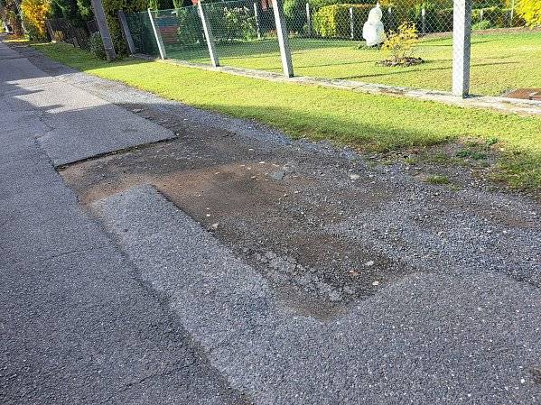 V pondělí 6. listopadu začnou práce, frézování a asfaltování, na překopech na území města.Opraveny budou překopy v Rymani (před kapličkou a Penzionem U Kašných), na komunikaci v Kamenném a v ulici Na Oboře.
Zhotovitelem je společnost Šťastný asfalt s. r. o.
Projíždějící řidiče žádáme o opatrnost, na silnici se budou pohybovat zaměstnanci zhotovitele.
Práce budou dokončeny do konce týdne.