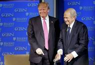 Ve stejný den jako Delors zemřel také rakouský výrobce zbraní Gaston Glock, podle nějž se slavná poloautomatická zbraň jmenuje. Bylo mu 94 let.