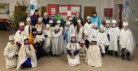 Vážení spoluobčané a dárci,
v sobotu 6.ledna 2024 proběhla v naší obci tradiční Tříkrálová sbírka. Skupinkám koledníků požehnal otec Vrba v kostele sv.Matouše a poté se vydali naší obcí, aby získali finanční prostředky pro potřebné. 
Tak jako každý rok, i letos z prostředků získaných z Tříkrálové sbírky bude pomoc směřovat pro rodiny s dětmi s postižením, osamělým rodičům, rodinám s více dětmi, opuštěným seniorům a lidem, kteří se ocitli v krizové situaci.
Celkový obnos a výtěžek, který v pondělí malí koledníci předávali zástupcům Charity Hranice činil 63 625,-Kč.
Jsme velice rádi, že společně přispíváme na dobrou věc a peníze jsou využity cíleně. Děkuji všem, kteří přispěli. Koledníkům za ochotu a úsilí, se kterým se v letošní sbírce vydali deštivým počasím naší obcí.