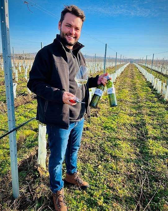 "Vinařství Holánek přijede v pátek 26.1. s pojízdnou vinotékou. Tento týden přiveze polosladký Sauvignon za 140 Kč (běžně 180 Kč) a suchý Ryzlink rýnský jen za 150Kč (běžně 200 Kč).
Vinotéka bude stát od 15:15 - 15:35 na náměstí bývalý obchod potravin."