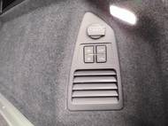 Tlačítky v kufru lze spustit ale i zasunout tažnou kouli nebo snížit výšku podvozku při nakládce těžkých předmětů.