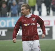 HORST SIEGL. Nastoupil v prvním duelu české reprezentace s Kukou na hrotu a ve druhém poločase v Istanbulu dvěma góly zpečetil výhru 4:1. Po celou svou kariéru byl kovaný sparťan známý coby elitní kanonýr. Vždyť se 134 góly je druhým nejlepším střelcem v historii české ligy, se Spartou získal 11 titulů. Jako asistent trenéra působil ve Spartě, Slovanu Bratislava i ve Spojených arabských emirátech. Pravidelně dochází do televize jako fotbalový expert.
