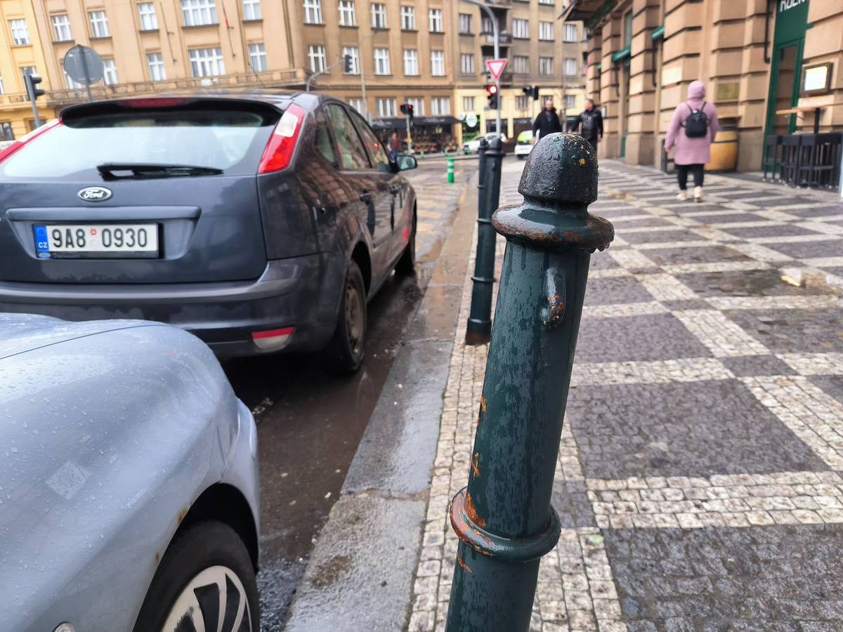 Sloupky používá Praha 6 v boji proti nelegálnímu parkování na chodníku.