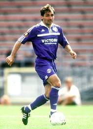 JIŘÍ NĚMEC. Další hráč, bez kterého by se reprezentace v 90. letech těžko obešla. "Němej" plnil roli defenzivního záložníka, v Schalke se stal s 256 ligovými starty klubovou ikonou, s klubem vyhrál i Pohár UEFA. Kariéru uzavřel před 20 lety, v Česku pak trénoval v nižších soutěžích, ale mediálně se drží v ústraní.