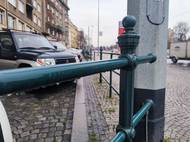 Přitom na druhé straně ulice je docela pěkné zábradlí.