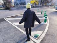 Narazili jsme také na starší paní, která zakopla o patku plastového sloupku, která tu po něm zbyla.