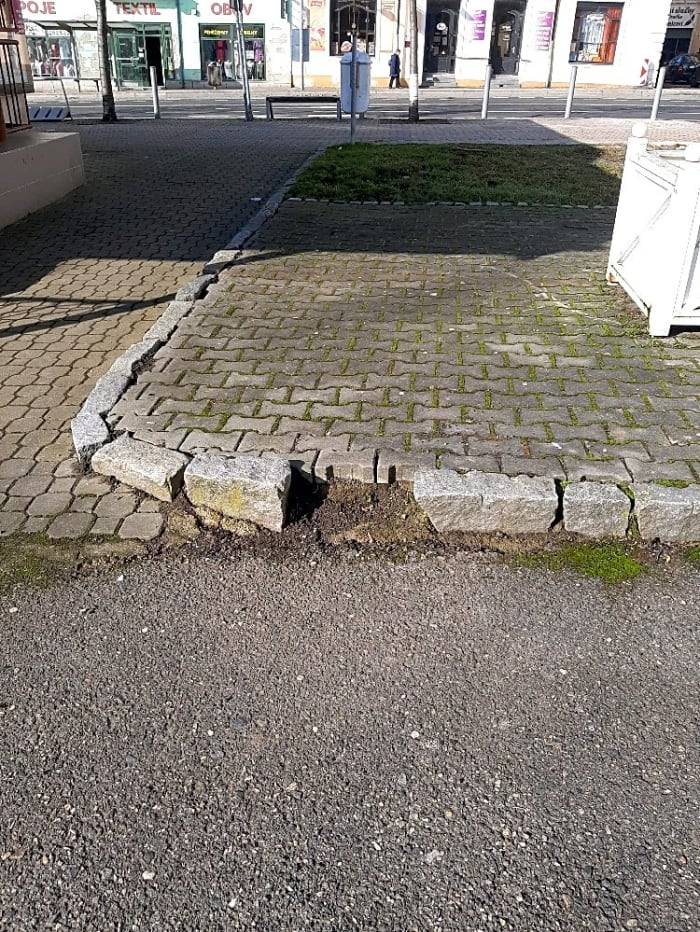 Dobrý den, Obrubník vyměněn.