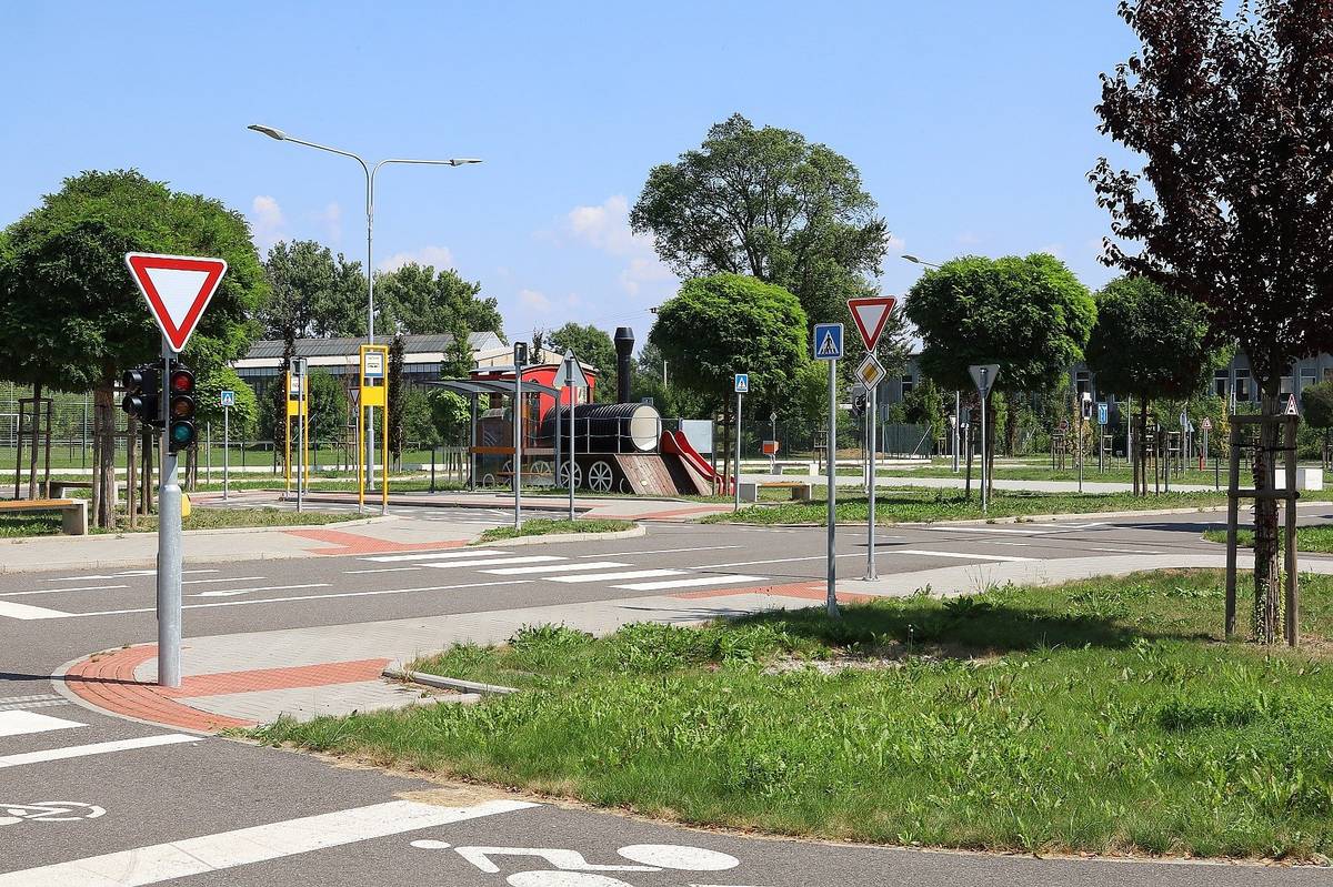 oznamujeme Vám tímto, že Dětské dopravní hřiště na ul. Navrátilové bude otevřeno pro veřejnost od čtvrtka 28.03.2024 takto:
Dětské dopravní hřiště: 
Pracovní dny  
od 13.30 hodin do 17.00 hodin
O víkendech, prázdninách a svátcích 
 od 09.00 hodin do 17.00 hodin
Kontakt na správce DDH: 739 472 980