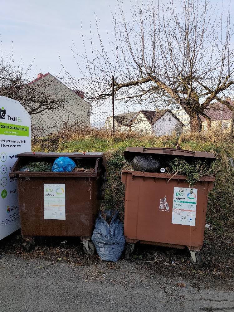 Dobrý den. Firma vyvážející kontejnery na BIO odpad byla požádaná o přenastavení stávajícího vývozu 1x měs.(listopad- konec března). Od příštího týdne bude vyvážet pravidelně 1x týdně. BIO kontejnery slouží primárně k odpadu z domácností. Větve, trávu, listí a jiný BIO odpad ze zahrad je možné odvézt do sběrného dvora ve Vilémovské ul. Po-Pá 10-17 hod. a So 9-16 hod. v neomezeném množství. Tím by se  odlehčilo přeplněným kontejnerům,  nedocházelo by k jejich poškození a předcházelo by se tak tvoření černých skládek. Odpad mimo kontejnery byl v rámci pravidelného úklidu kontejnerových stání odvezen.