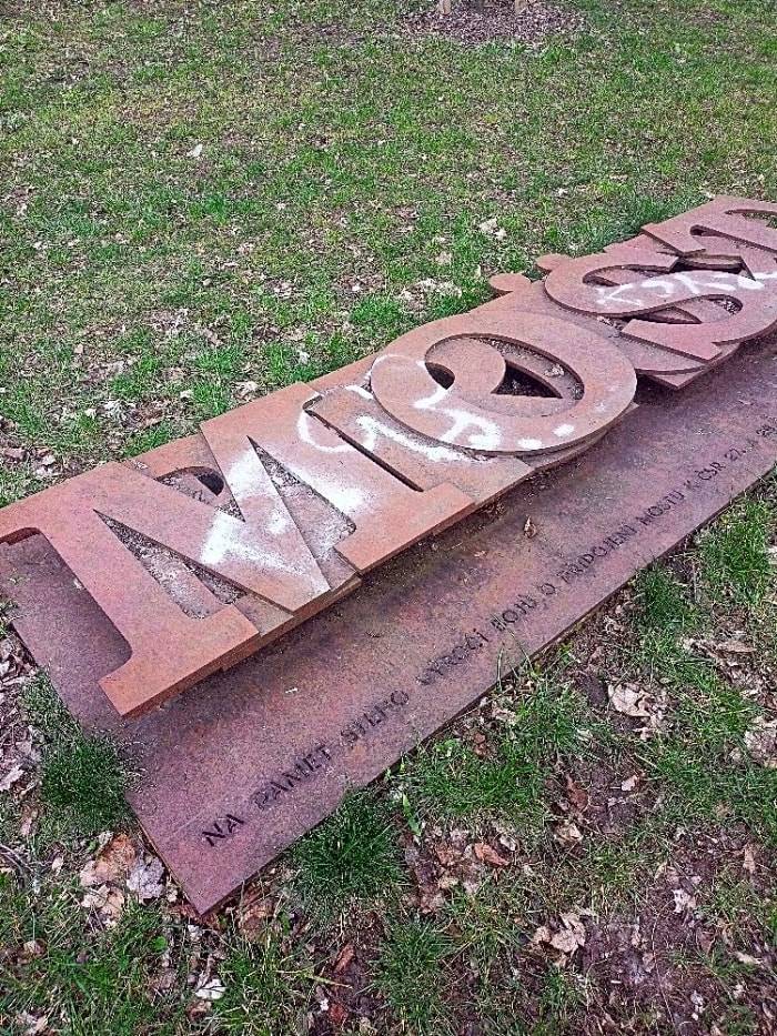 Dobrý den,
děkujeme za podnět, víme o něm. Památník je zařazen do plánu údržby (čištění uměleckých děl) na rok 2024.