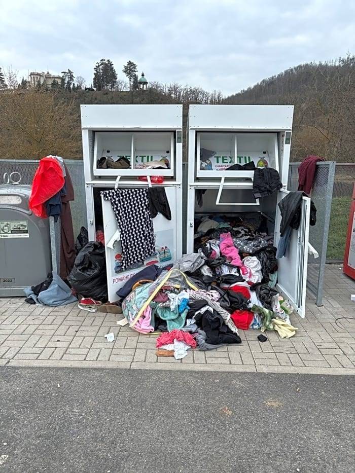 Tyto kontejnery zajišťuje firma Dimatex CS s.r.o., k vývozům dochází pravidelně. Bohužel bezdomovci se do kontejnerů dostanou a následně vznikne nepořádek.