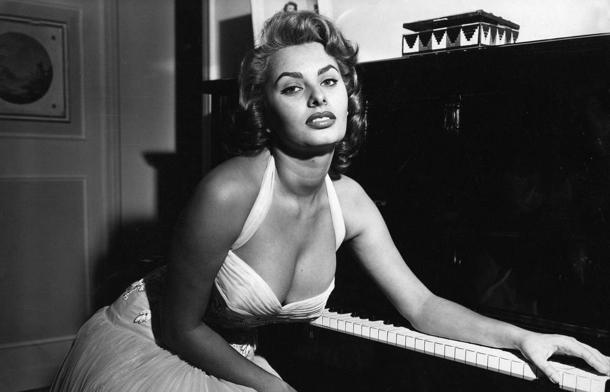 Sophia Loren se narodila před 90 lety v Římě jako nemanželská dcera. S matkou a sestrou vyrůstaly na předměstí Neapole ve skromných poměrech. "Bohužel nebyly peníze, nebyla budoucnost, nebylo to zkrátka nic moc," vzpomíná ve své autobiografii, která vyšla také česky pod názvem Včera, dnes a zítra.