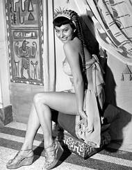 Když jí bylo 14 let, matka ji přihlásila do soutěže krásy a na herecký kurz. Dva roky nato se dívka přestěhovala do Říma. Začala vystupovat jako statistka v tamních ateliérech, živila se coby manekýnka či interpretka fotorománů, což byly populární fotografické komiksy.