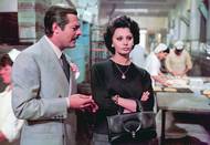 ... Manželství po italsku, kde se bývalá prostitutka se srdcem na pravém místě snaží donutit ke sňatku svého zámožného samolibého milence, aby tak zajistila budoucnost svým třem synům...