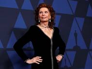 Ve své autobiografii Včera, dnes a zítra z roku 2015 píše Sophia Loren, že nejraději tráví čas s rodinou, stárne s grácií sobě vlastní a udržuje si mladého ducha. "Pramen mládí existuje. Je to vaše mysl, váš talent, kreativita, kterou přinášíte do svého života a do života lidí, které milujete. Když se naučíte využívat tento zdroj, porazíte svůj věk," tvrdí stále temperamentní hvězda.