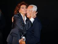 Přátelí se nejen s herci, ale také například se stejně starým italským módním návrhářem Giorgiem Armanim (na fotografii).