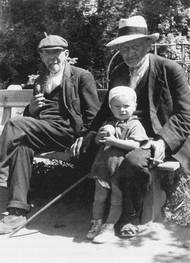 Na lavičce s dědou Palachem (vpravo). Dědeček si hyperaktivního vnuka přivazoval pro jistotu za ruku provázkem, aby mu nikam (což se i stalo) neutekl.