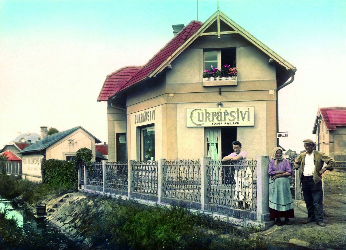 Dům rodiny Palachových i s jejich cukrárnou v druhé polovině 30. let 20. století.