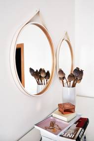 Designová kulatá zrcadla příjemně zvětšily prostor.