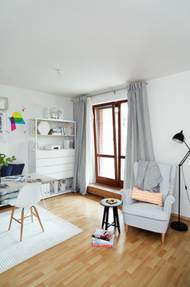 Rozdělení prostoru na zóny pro vaření, práci a odpočinek by ideálně mělo být i vizuální a jasné už na první pohled: berte ho trochu jako dělení na virtuální pokoje.