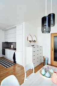 Úložné prostory jsou v malém bytě základ: kuchyň musí mít co možná nejvíce skříněk a komoda co nejvíce zásuvek