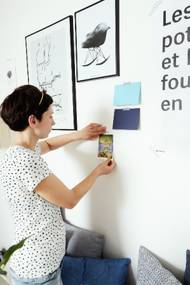 Než začnete vrtat a zatloukat hřebíky, udělejte si cvičnou kompozici pomocí papíru a lepicí pásky