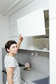 Sklápěcí dvířka kuchyňských skříněk umoží snadný přístup i do vyšších poliček