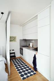 Varná deska je dobré řešení pro malé kuchyně, protože ji lze umístit až ke stěně. Nezapomeňte jen na omyvatelný obklad, který stěny ochrání.