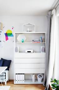 Díky bílému nábytku nepůsobí malý byt stísněně.