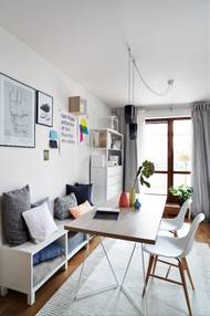 Multifunkční místnost dokázala designérka Radka zařídit vzdušně a v jednotném stylu.