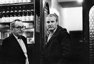 Mělnická vinárna, herec Vladimír Brabec s panem vrchním Vaníčkem, Praha, druhá polovina 70. let. Ukázka z připravované knihy Jaroslava Kučery Klid před bouří.