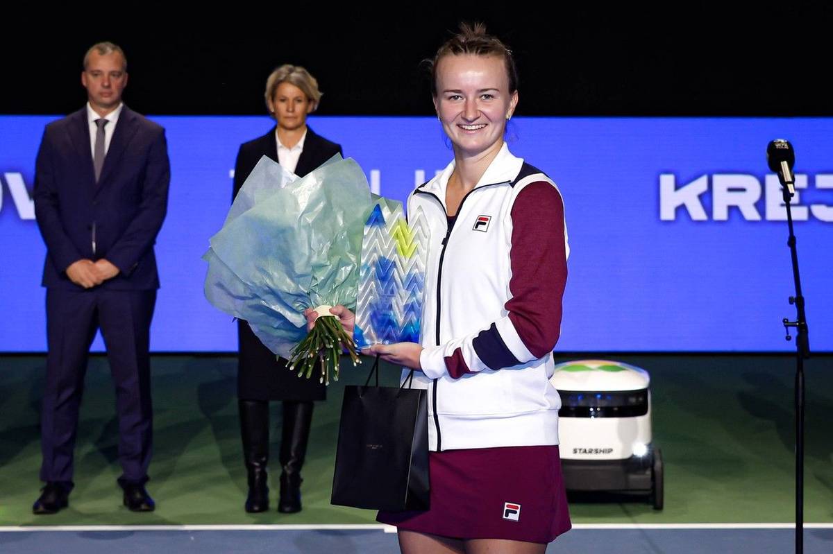 Barbora Krejčíková triumfovala v neděli na turnaji v estonském Tallinnu a připsala si už čtvrtý singlový titul na okruhu WTA. Vyrovnala tím výkon Renaty Tomanové, se kterou nyní drží celkovou devátou příčku mezi českými a československými tenistkami. Krejčíková všechny tři zbývající tituly získala loni, kdy vyhrála v Praze, Štrasburku a především na French Open.