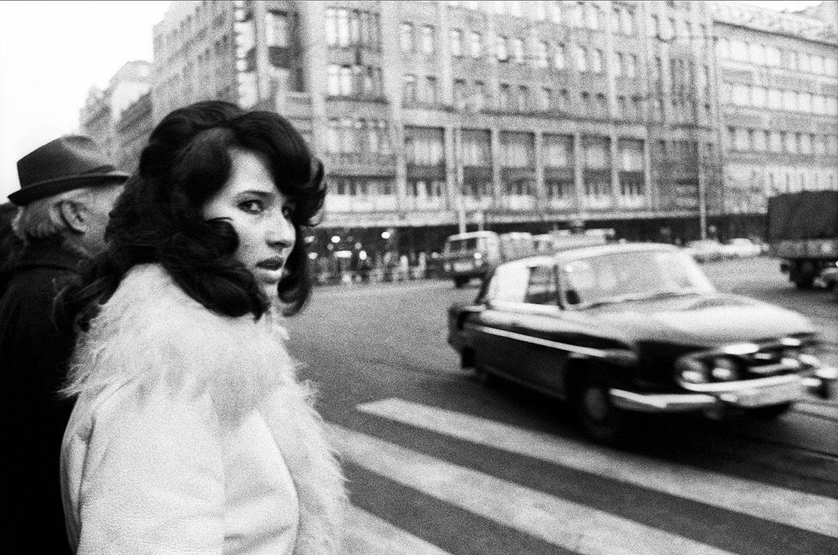 Fotograf Jaroslav Kučera vybral více než 260 fotografií ze 70. a 80. let, přidal k nim příběhy a rozhodl se vydat osobní svědectví o době "klidu před bouří". Titulní fotografie knihy vznikla v Praze Na Můstku v roce 1976.