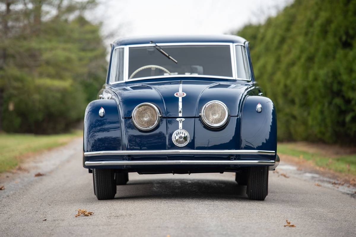 Na Amelia Islandu se o víkendu dražila Tatra 77.