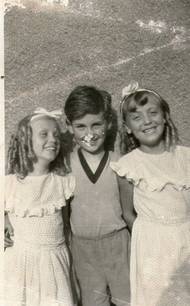 Miloš Zeman se narodil v Kolíně 28. září roku 1944 v rodině učitelky a poštovního úředníka. Když Československo ovládli komunisté, byly Zemanovi čtyři roky. Už v jeho dvou letech se jeho rodiče rozvedli, žil s matkou a babičkou.