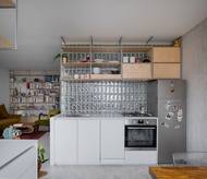 Luxferová stěna ve společenském prostoru má nejen estetickou funkci, definuje i členění prostoru. V kuchyni navíc slouží jako opěrná stěna pro kuchyňskou linku.
