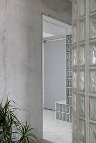 Na několika stěnách v obývacím prostoru architekti navrhli odhalené betonové konstrukce.