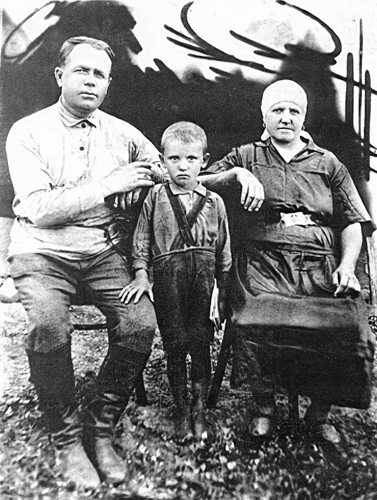 Michail Gorbačov pochází z vesnice Privolnoje, která leží nedaleko města Stavropol na jihozápadě Ruska. Jeho otec byl Rus, matka Ukrajinka. Bývalý lídr Sovětského svazu se narodil v roce 1931. Krátce předtím než jih Ruska zasáhl hladomor, způsobený kolektivizační politikou Stalina. Gorbačov uvedl, že hladem a vysílením zemřeli tři jeho strýcové. Na snímku je malý Michail s prarodiči z matčiny strany.