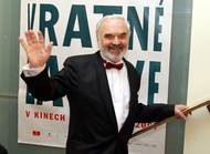 Z premiéry Vratných lahví. "Tatínek neumí psát konstrukce, musí to být ze života a tím je to od srdce. Tím, že není profesionál, tak to nesmrdí. Má to málo falešných hran," myslí si režisér Jan Svěrák.