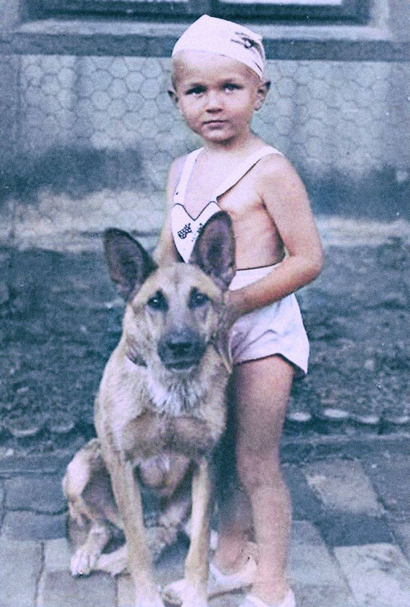 Co z něj vyroste? I když Zdeněk Svěrák, který tuto neděli 28. března oslaví 85. narozeniny, „zběhl“ z povolání učitele českého jazyka už čtvrtý rok po promoci, zůstal mu svým způsobem věrný. I jako pracovník rozhlasu, scenárista, divadelník, filmový a televizní herec či textař vypráví příběhy, ve kterých dbá na krásu českého jazyka.