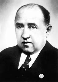 Walther Funk byl ekonom a ministr hospodářství Německa v letech 1938 až 1945. Účastnil se klíčových schůzek Hitlera s nejužším vedením země a jako ministr řídil konfiskaci majetku Židů.