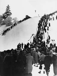 První závod v rámci Turné se uskutečnil na Nový rok 1953 v Garmisch-Partenkirchenu (Ga-Pa). V areálu, který v roce 1936 hostil olympijské hry pod dohledem Adolfa Hitlera (snímek pochází právě z této olympiády).