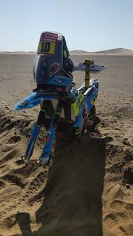 Martin Michek měl letos na Dakaru několik horkých chvilek. V předposlední etapě ho zachránili ekvádorští závodníci Juan Carlos Puga a Juan Puga. Otec a syn mu z jedné ze svých motorek věnovali přední kolo.