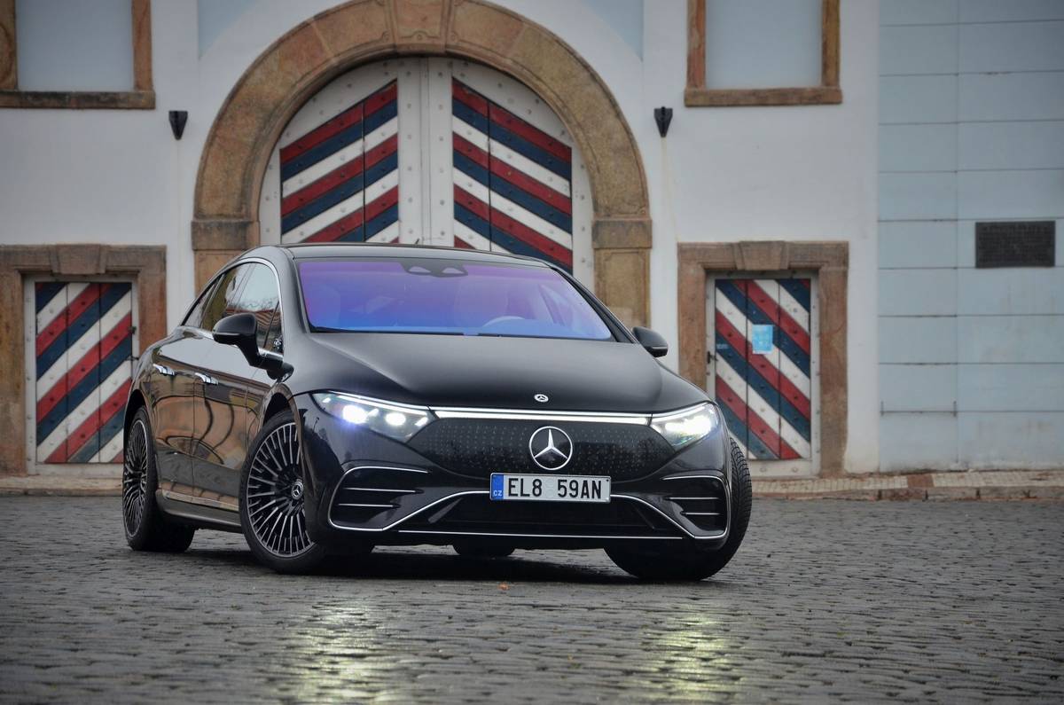 Mercedes EQS je elektrickou vlajkovou lodí německého výrobce luxusní aut. Je tedy ekvivalentem klasické, benzinové, naftové nebo hybridní třídy S.