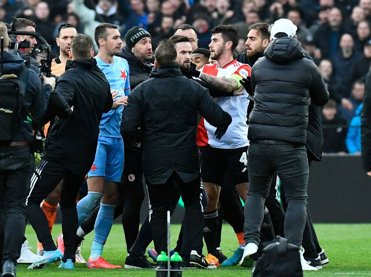 Čtvrteční první repete souboje Evropské konferenční ligy mezi fotbalisty Feyenoordu Rotterdam a pražské Slavie byl plný emocí. Po konci prvního poločasu došlo dokonce k velké strkanici.