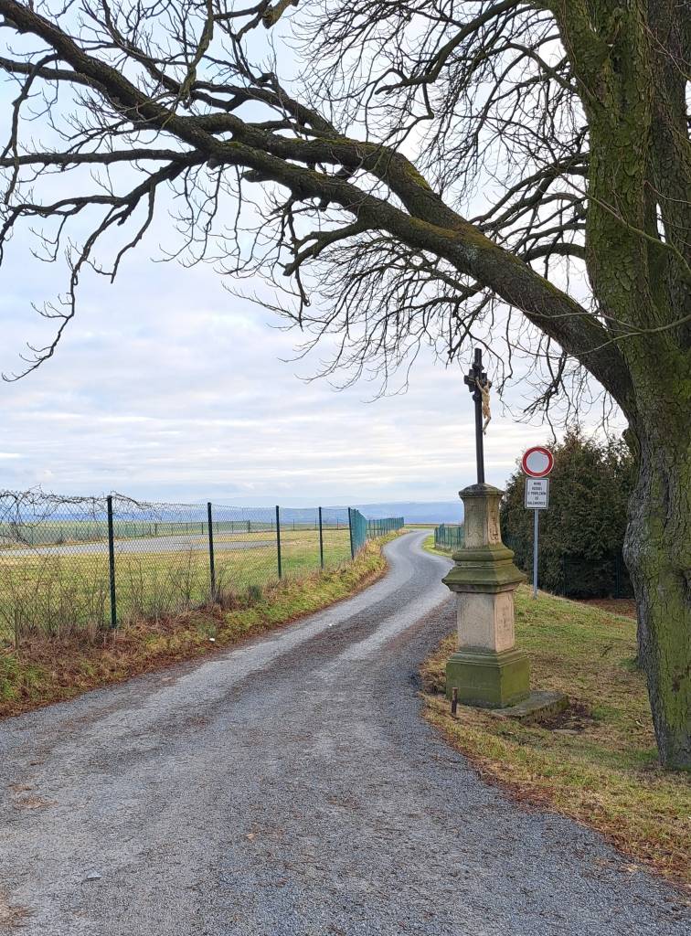 Neustále se potýkáme s řidiči a motocyklisty, kteří nerespektují zákaz vjezdu na letiště Na Drahách. Trénují tam smykování, túrují motory, závodí a dělají nepořádek a hluk. Vedení obce došla trpělivost a vybízí k nahlašování PČR.



Vjezd na plochu letiště je pouze na povolení obce, a to pro majitele přilehlých pozemků nebo při domluvených akcích.

Ze strany obyvatel přišel dokonce požadavek na zbudování závory na příjezdové cestě směrem k letišti. Ovšem to by přineslo další nepříjemnosti, jako nemožnost průjezdu údržby v případně jakékoli poruchy nebo záchranky při nehodě nebo úrazu. Pro majitele tamních pozemků by se musely pořizovat klíče, což přináší další povinnosti a nepříjemnosti v případě ztráty.

      

Z pohledu výše zmíněného a platných zákonů se tak nabízí jediné, ale v případě pravidelnosti možná účinné řešení. Vedení obce už kontaktovalo oddělení policie v Napajedlích a Otrokovicích, že se zde množí tito problémoví řidiči a domluvilo se na součinnosti. Proto pokud uvidíte nevhodně se ve vozidle chovající řidiče na „letištní ploše“, neostýchejte se volat rovnou policii. Případně starostu obce (724 179 299  Roman Kedruš), který ji zavolá za vás. Nicméně bez prostředníka je větší pravděpodobnost, že se policisté dostaví dříve.


 