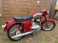 Motocykl je v původním, v podstatě muzeálním stavu. Originální lak i chromy s minimální patinou a celkový stav by mohly nasvědčovat tomu, že nájezd 1367 mil (dle tachometru) bude zřejmě odpovídat realitě.