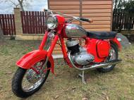 Ojedinělá Jawa "Panelka" v exportním provedení pro obchodní řetězec Neckermann s typickými prvky nadstandardní výbavy, jako jsou blinkry v řídítkách nebo specifické zadní světlo.