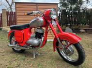 Motocykl v nesehnatelném původním stavu s pouze drobnou patinou ve vzácné a zřídka vídané barvě šípková červeň.