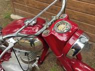 Americká exportní verze se vyznačuje typickou přední maskou s bočním umístěním spínačky, tachometrem v mílích a umístěním klaksonu z boku a originálním štítkem v angličtině.